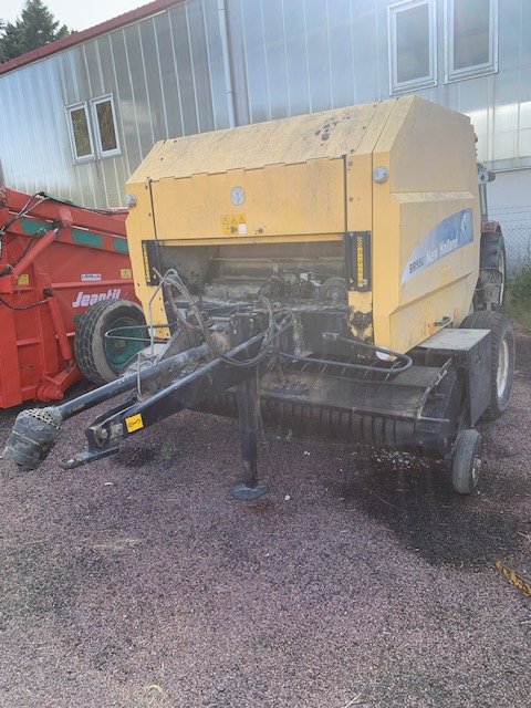 Presse à balles rondes New Holland BR 550