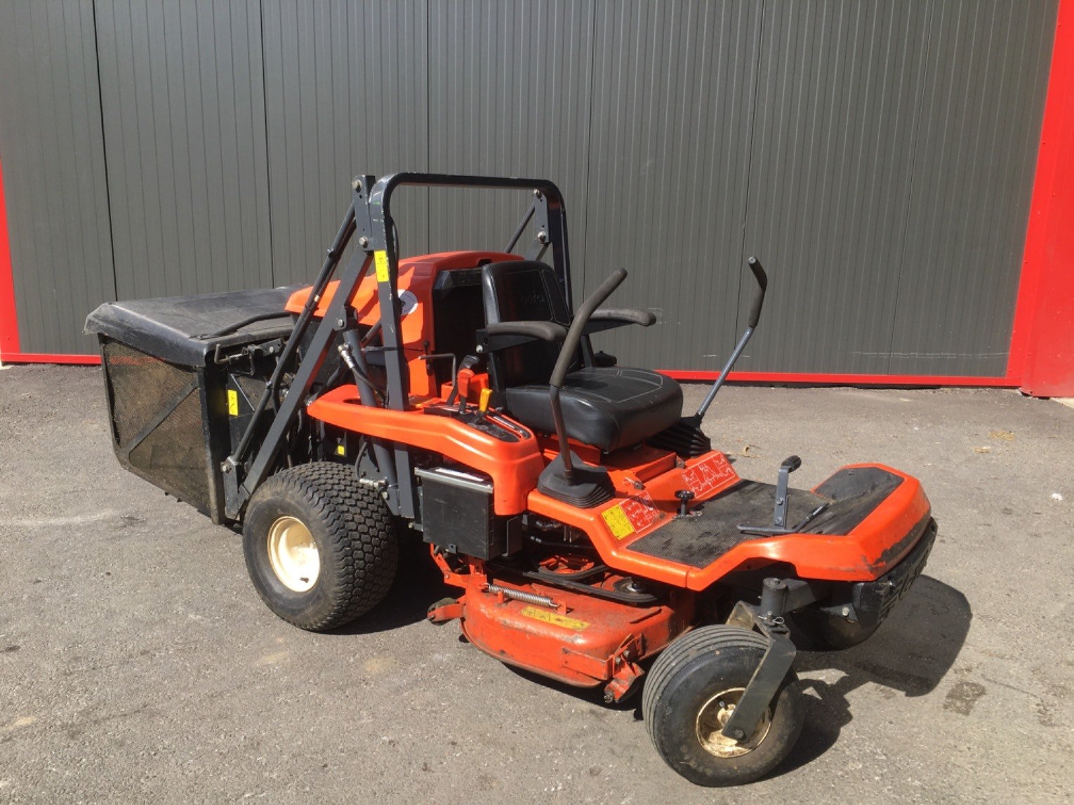 Tondeuse autoportée Tondeuse autoportée Kubota GZD15HDII