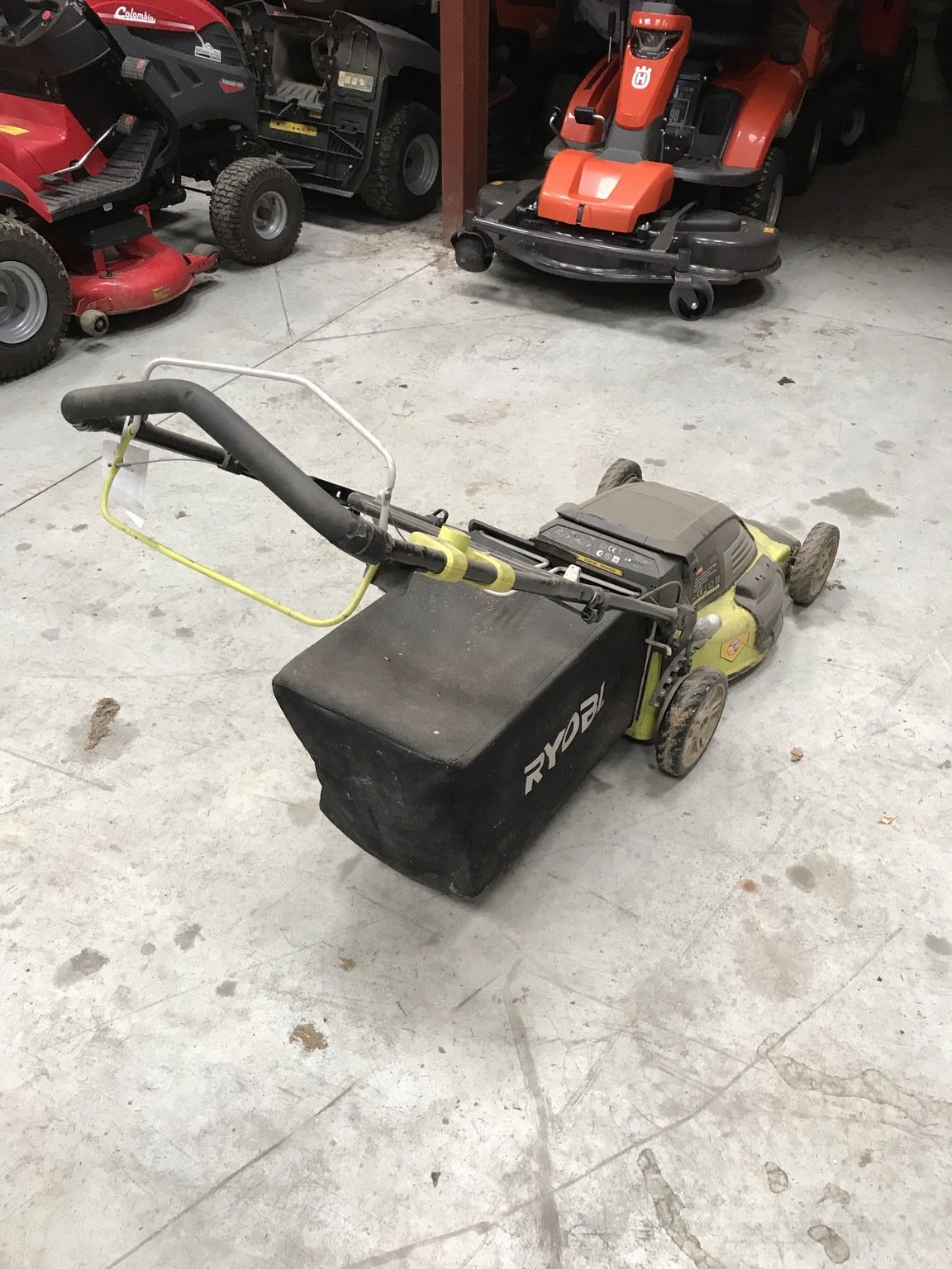 Tondeuse poussée et tractée Ryobi RLM4852L