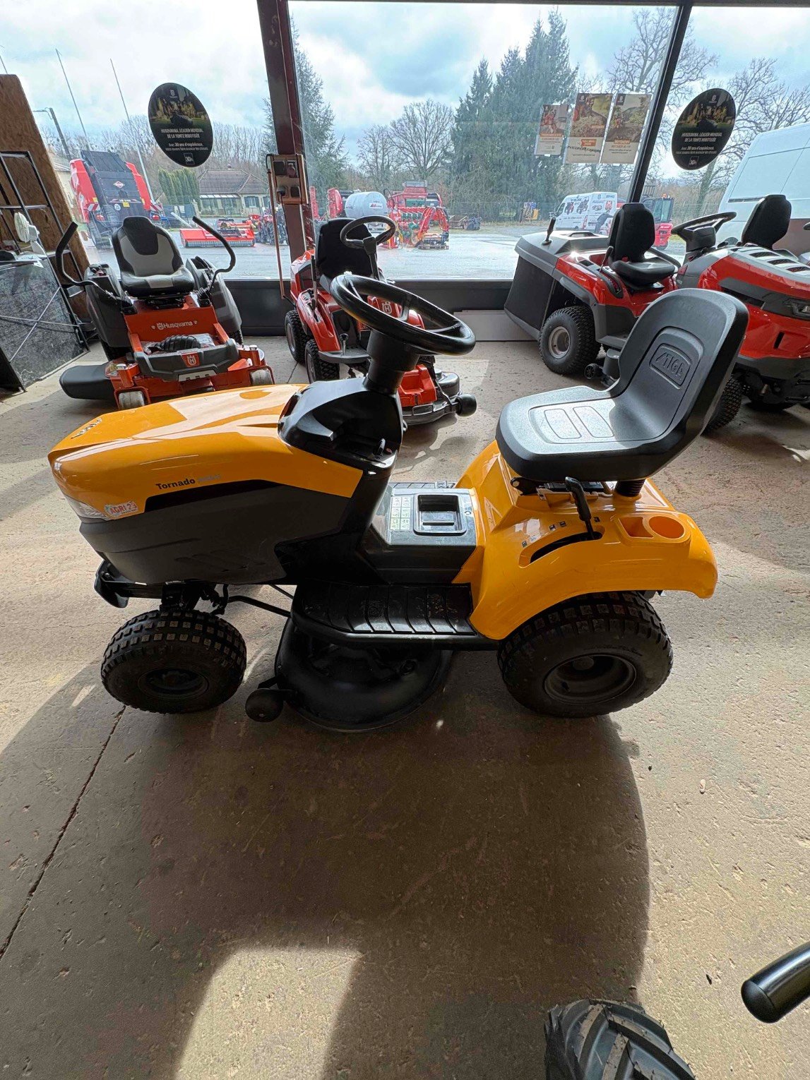 Tondeuse autoportée Stiga TORNADO3098H