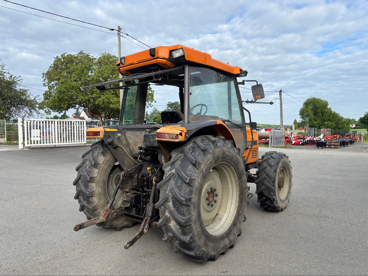 Tracteur agricole Massey Ferguson MF 3065