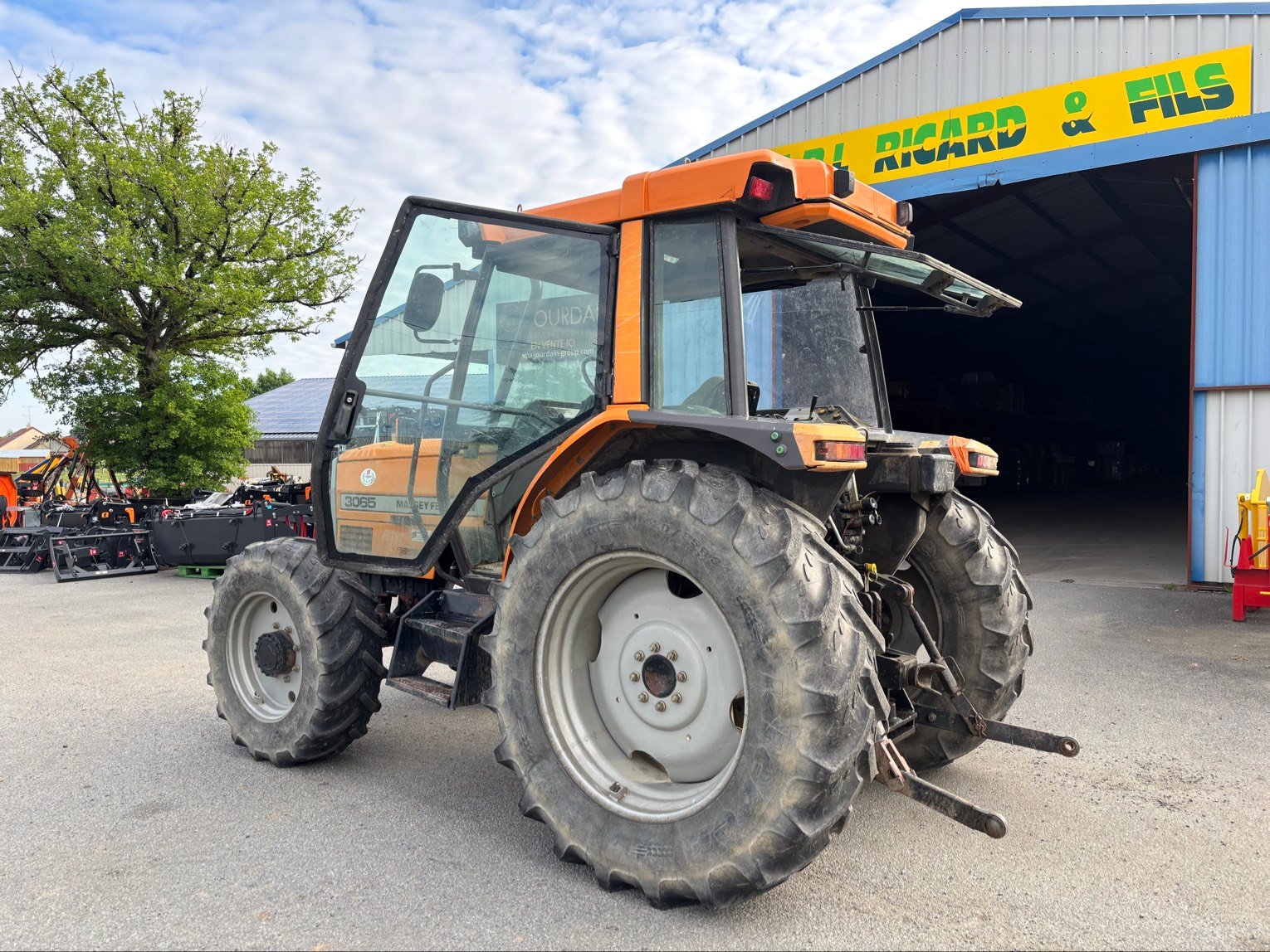 Tracteur agricole Massey Ferguson MF 3065