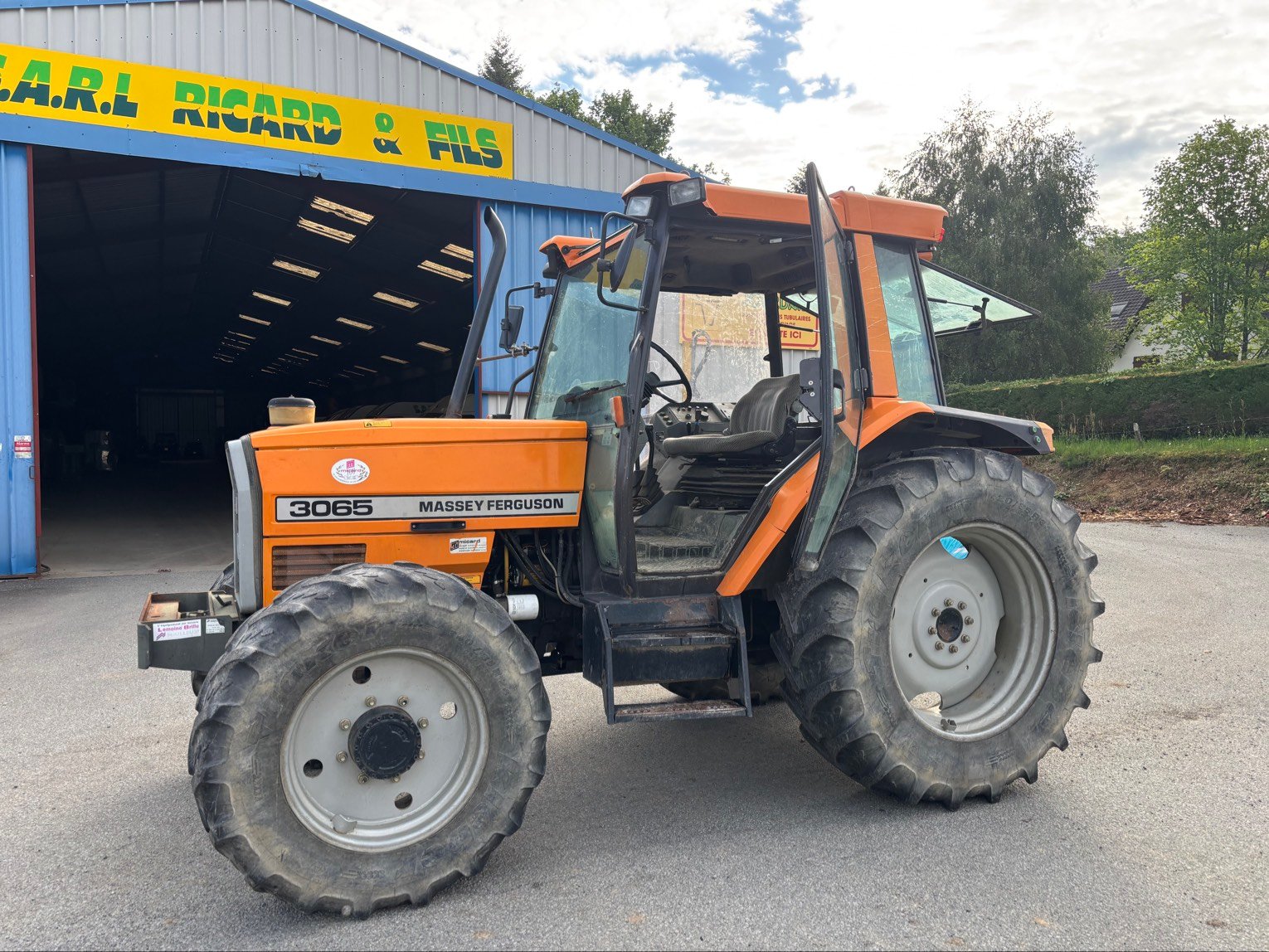 Tracteur agricole Massey Ferguson MF 3065