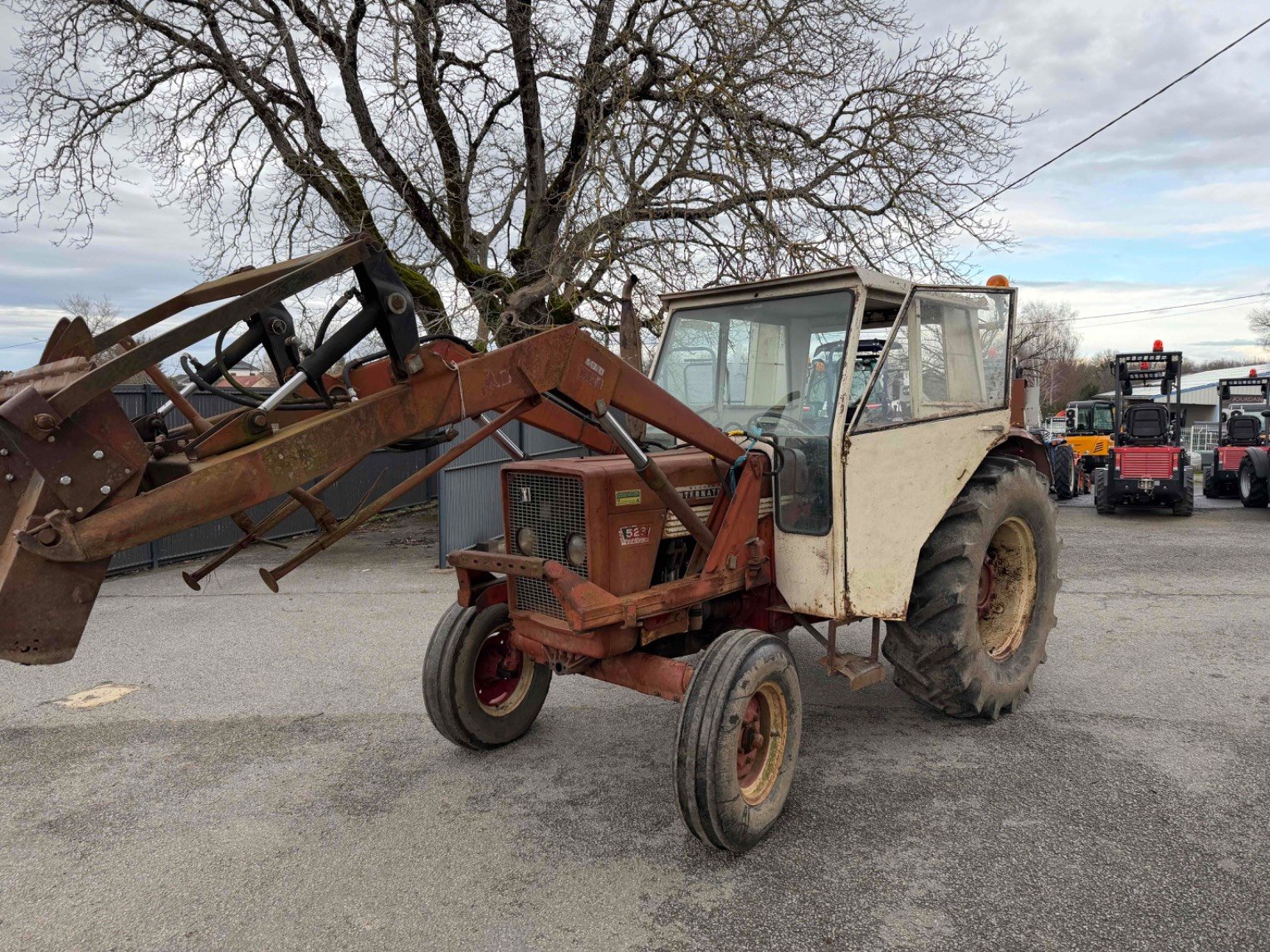 Tracteur agricole International 523